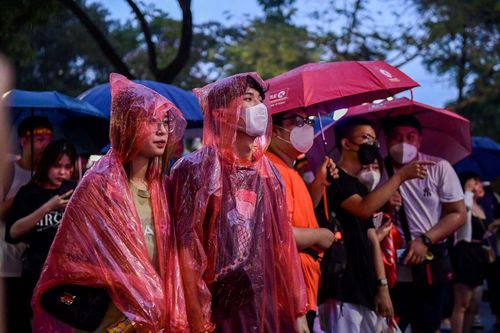 Hà Nội: Hàng vạn CĐV đội mưa tiếp lửa U23 Việt Nam ở phố đi bộ Hồ Gươm