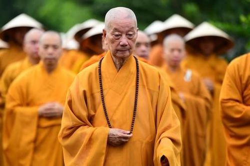 Đức Quyền Pháp chủ thiền hành cùng 1.200 Tăng Ni trong khuôn viên Học viện Phật giáo VN tại TP.HCM