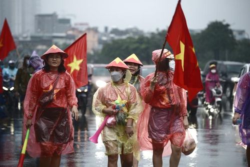 Người hâm mộ 'hành quân' về Mỹ Đình trước trận chung kết lịch sử U23 Việt Nam - U23 Thái Lan