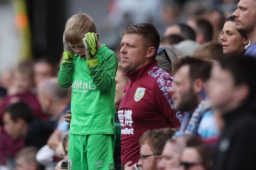 CĐV Burnley thất thần trong ngày đội nhà rớt hạng Premier League