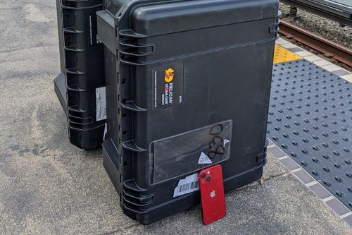Apple gửi 2 chiếc vali nặng 35 kg cho người dùng thay pin iPhone