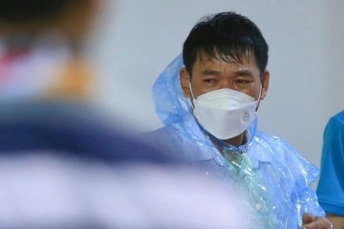 Cha của cầu thủ Lê Văn Xuân: 'Tôi khóc vì xót con dính chấn thương'
