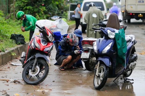 Đại lộ Thăng Long ngập nửa ngày, xe cứu hộ hoạt động liên tục