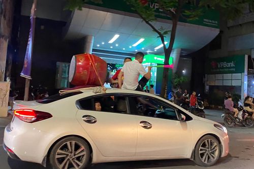 Muôn kiểu 'đi bão' thiếu an toàn của các cổ động viên