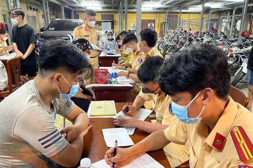 Nhiều trường hợp náo loạn đường phố trong đêm mừng chiến thắng của tuyển U23