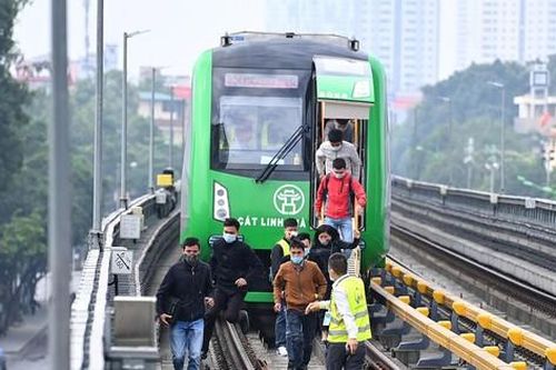 Tàu Cát Linh - Hà Đông dừng đột ngột khi đang chạy do mưa dông