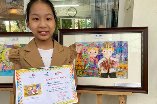 Trao 16 giải thưởng cho học sinh vẽ tranh về tình đoàn kết Việt – Nga