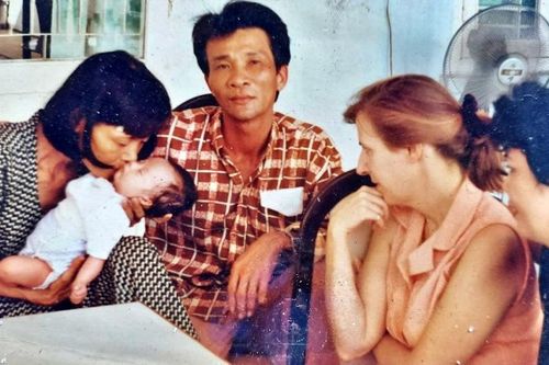 Trót cho con gái 20 ngày tuổi, mẹ cạn nước mắt tìm suốt 25 năm