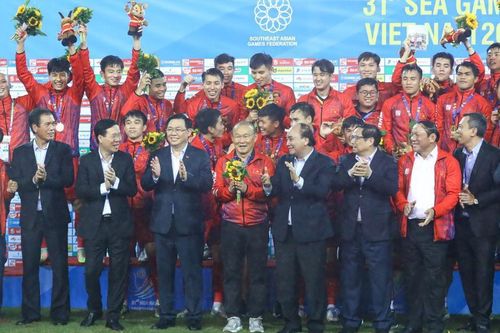 Chủ tịch Quốc hội: Bóng đá nam, nữ truyền cảm hứng lớn khi bảo vệ ngôi vô địch SEA Games