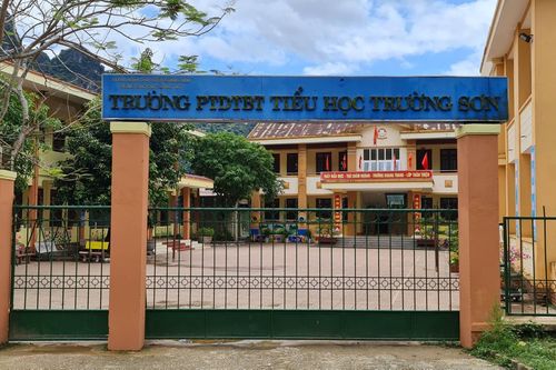 Dân tố phó chủ tịch xã cho con học trái tuyến để hưởng trợ cấp