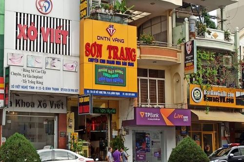 Thanh niên dùng búa đập bể tủ kính cướp tiệm vàng bị bắt