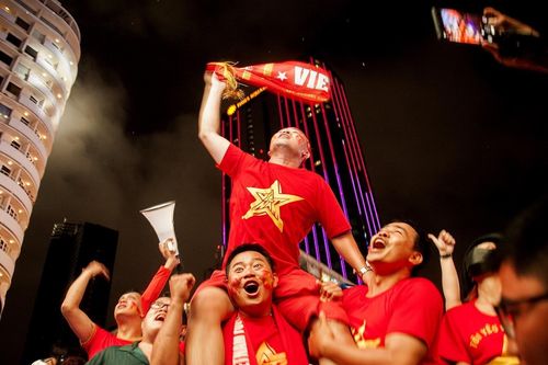 TP.HCM rợp màu cờ Tổ quốc trong đêm chiến thắng của U23 Việt Nam