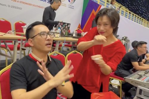 Clip hậu trường bế mạc SEA Games 31, nhạc rộn ràng, hai đạo diện nhảy múa tưng bừng xua đi mệt mỏi