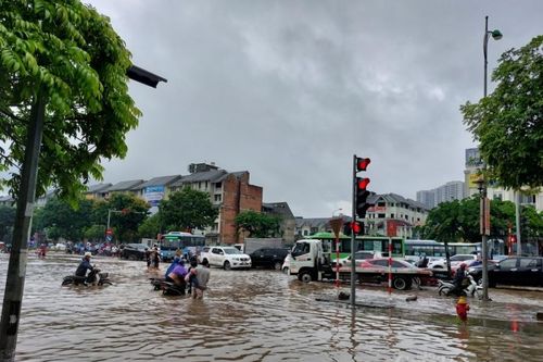 Khu vực Đại lộ Thăng Long 'đường biến thành sông' sau cơn mưa lớn