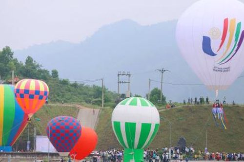 Trình diễn bay khinh khí cầu chúc mừng thành công SEA Games 31