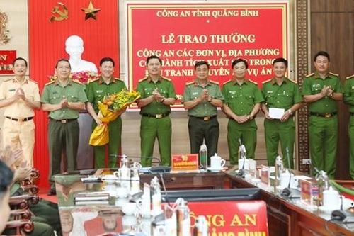 Trao thưởng thành tích đấu tranh thành công các chuyên án, vụ án