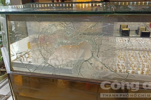 Thanh niên đập tủ kính, cướp tiệm vàng ở TPHCM đã bị bắt