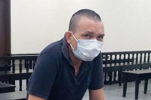 Bỏ trốn về tội giết người, tiếp tục cầm dao đi cướp taxi