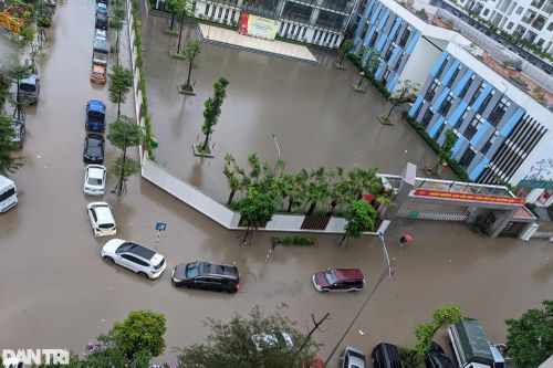 Ô tô 'bơi' trên phố Hà Nội, nhiều tỉnh thành ngập nặng vì mưa lớn