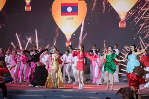 Dương Hoàng Yến, Uyên Linh, Văn Mai Hương hòa giọng tại lễ Bế mạc SEA Games 31