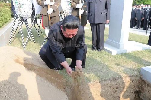 Hình ảnh hiếm thấy của ông Kim Jong Un trong lễ tang Nguyên soái Hyon