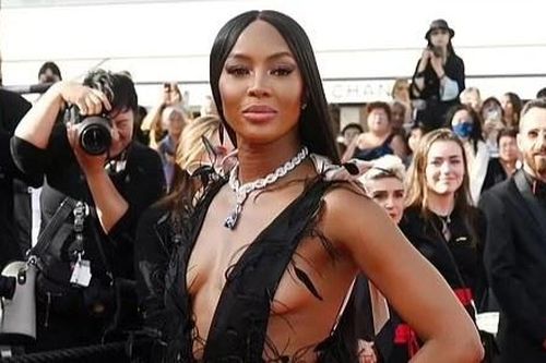 Naomi Campbell với chiếc váy xẻ sâu ở Cannes