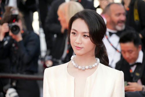 Thang Duy diện váy xẻ ngực trên thảm đỏ Cannes 2022