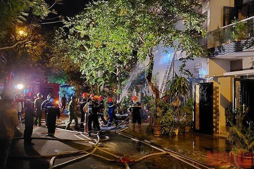 Cảnh sát phòng cháy, chữa cháy phá cửa dập lửa