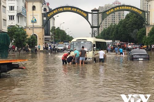 Hà Nội: Mưa lớn giờ cao điểm, nhiều tuyến đường hóa sông