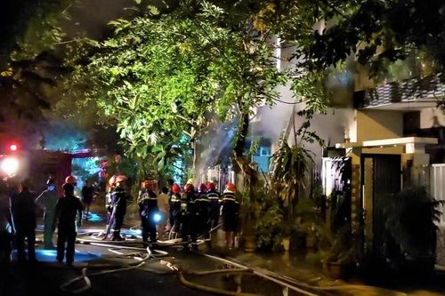 Cháy nhà 2 tầng vắng chủ, cảnh sát phá cửa nhà dập lửa trong đêm