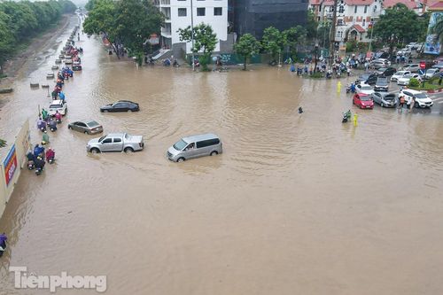 Đại lộ Thăng Long ngập như sông vì thoát nước... tự chảy