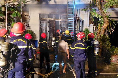 Đà Nẵng: Phá cửa, dỡ tôn ngôi nhà khóa trái để chữa cháy