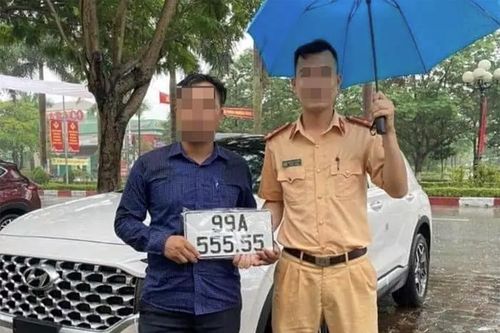 Mua xe tặng vợ, người đàn ông bấm trúng biển ngũ quý 5