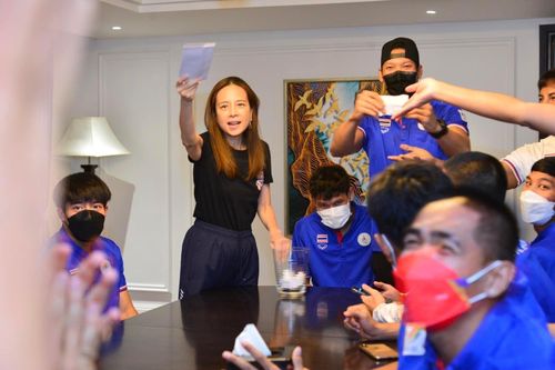Thất vọng vì thua U23 Việt Nam, NHM Thái khuyên Madam Pang ngừng ném tiền vào bóng đá