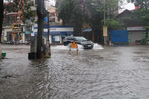 Bắc Ninh: Nhiều phố ngập nặng, phương tiện giao thông đi lại khó khăn