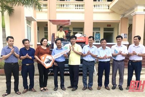 Bàn giao máy gặt đập liên hợp cho HTX Nông nghiệp Thiệu Phúc