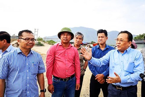Ông Lê Hữu Hoàng - Phó Chủ tịch Thường trực UBND tỉnh kiểm tra tiến độ dự án cao tốc Bắc - Nam