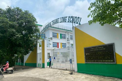 Xe đưa đón học sinh gây tai nạn, một người kẹt dưới gầm xe