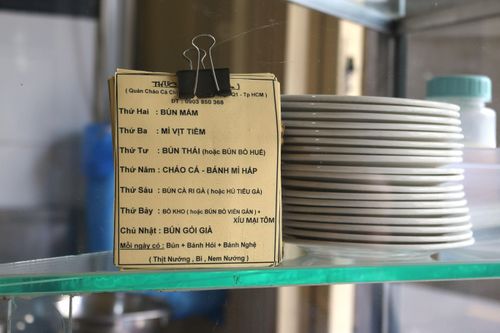 Nghỉ việc văn phòng, mở tiệm bán bún gỏi dà đắt khách ở TP.HCM