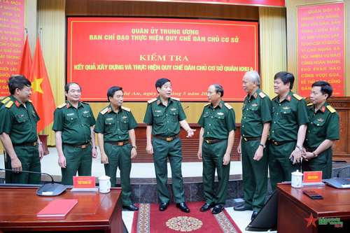 Kiểm tra việc thực hiện quy chế dân chủ cơ sở tại Quân khu 4