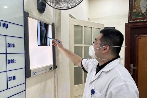 Vừa chơi điện tử vừa sạc pin, nam thanh niên bị điện thoại nổ nát tay