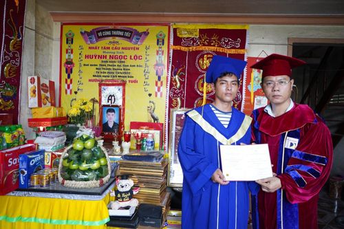 Xúc động lễ trao bằng tốt nghiệp đặc cách cho sinh viên đã qua đời vì bạo bệnh