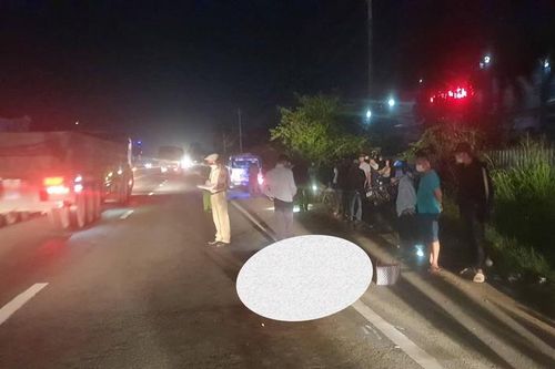 Cán qua khúc gỗ ngã ra đường, người phụ nữ bị xe tải cán tử vong
