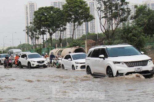 Hết mưa 1 ngày, đường gom Đại lộ Thăng Long vẫn chìm trong nước