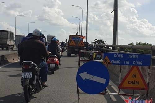 Nắp chắn rác trên cầu Bình Phước bị mất được lắp đặt mới
