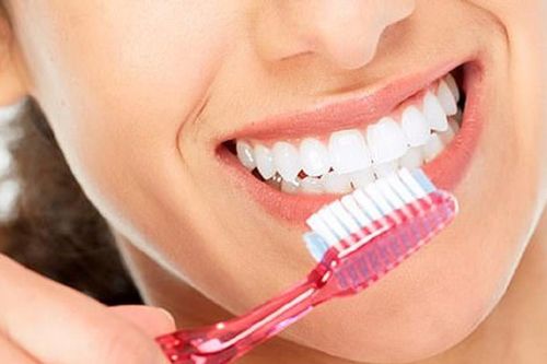 Nên đánh răng trước hay sau khi ăn sáng?