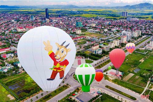 Lịch bay khinh khí cầu 'Hà Tĩnh - đón Sao La về nhà' ở Quảng trường Trần Phú