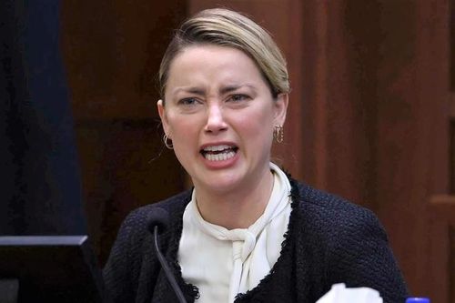 Kate Moss: 'Depp chưa từng đẩy tôi xuống cầu thang như Heard nói'