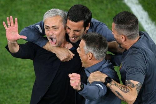 HLV Mourinho ăn mừng cảm xúc sau khi lập kỷ lục
