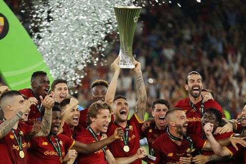 Thầy trò Mourinho vô địch Europa Conference League